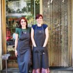 Elisa e Giulia alll’ingresso della bottega