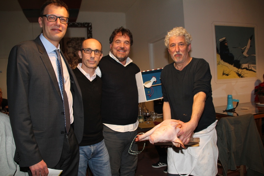Il vincitore al centro con l’aiutante Gerry il sindaco Pescini e Yves Ollivier