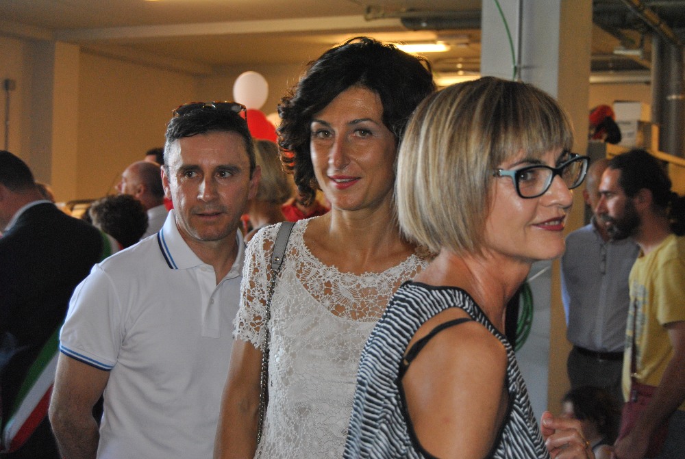 Il saluto di Agnese Landini moglie del presidente del consiglio Matteo Renzi