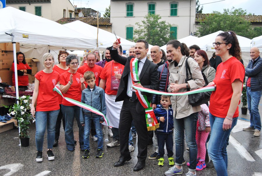 Il taglio del nastro con il sindaco Francesco Casini e l’assessore Francesca Cellini
