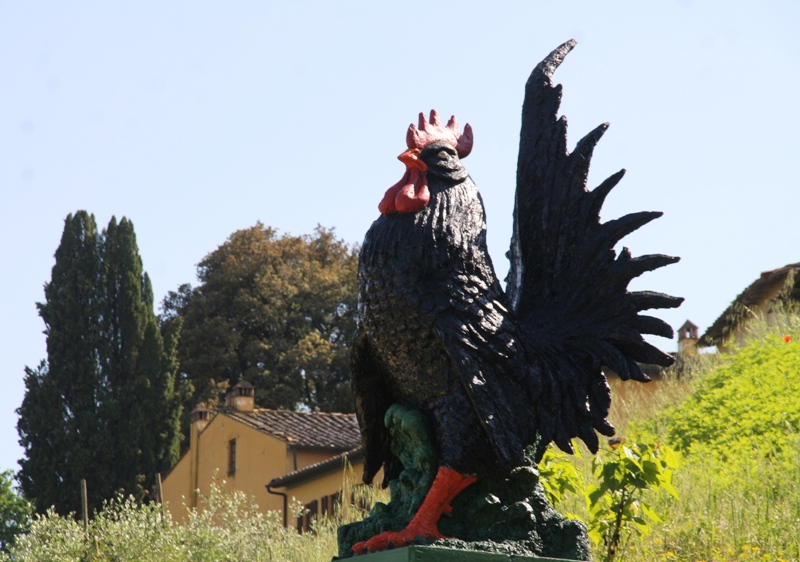 Il grande Gallo Nero realizzato da Enio che oggi troneggia alla Fattoria di Luiano
