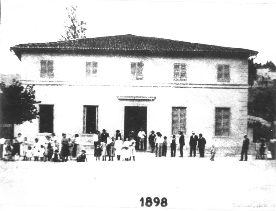La facciata originale della casa del popolo di Grassina