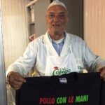 Un volontario della casa del popolo di Impruneta (il grande Pinguino) con la felpa del… pollo con le mani