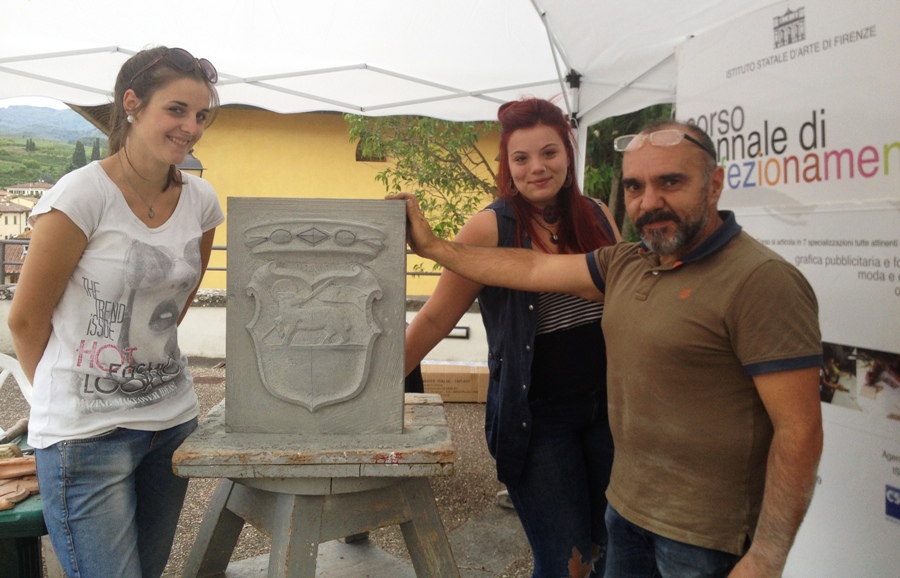 Le ragazze dell’Istituto d’Arte insieme al professor Rocco Spina con lo stemma… work in progress
