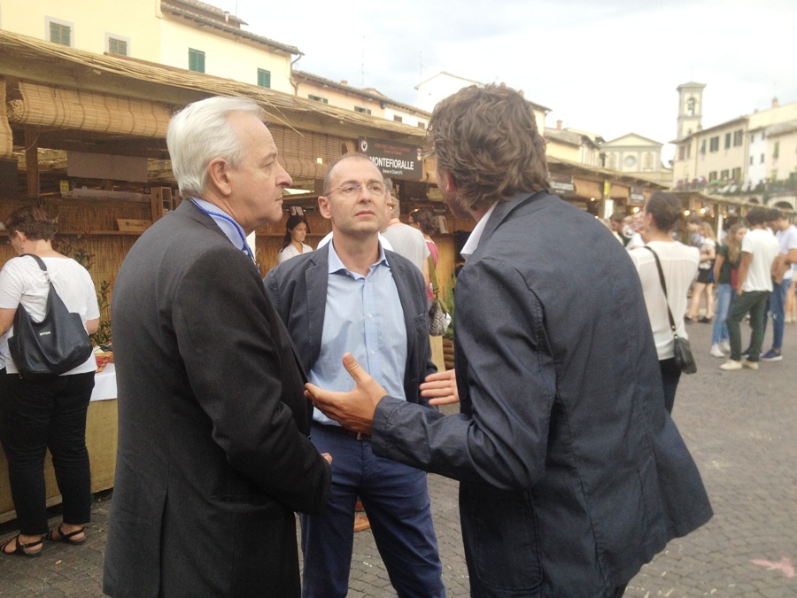 Il direttore del Consorzio Vino Chianti Classico – a sinistra – assieme al sindaco di Greve Paolo Sottani e all’assessore Gionni Pruneti