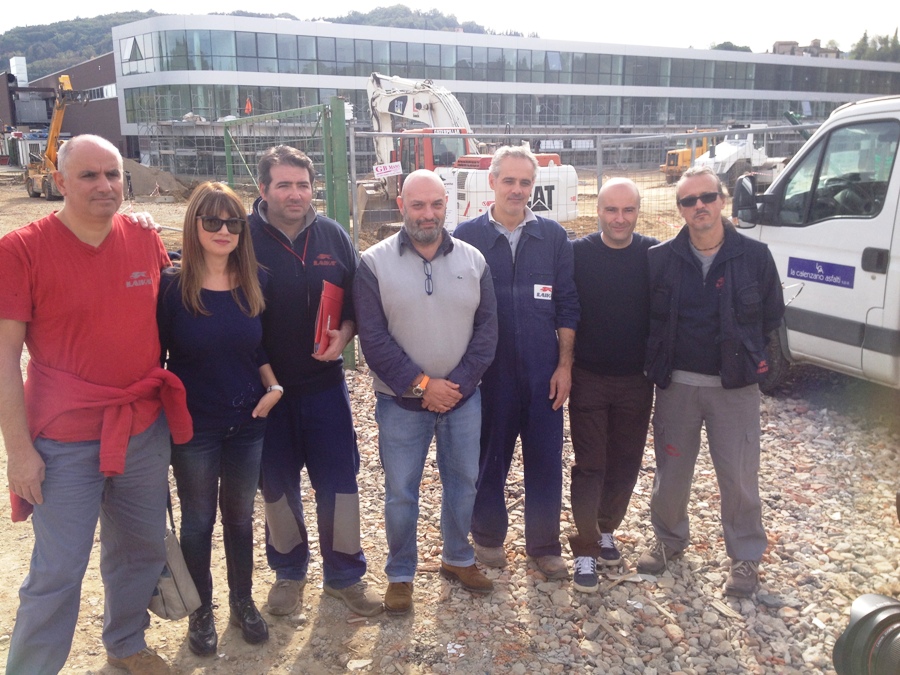 Foto di gruppo davanti allo stabilimento in costruzione al Ponterotto
