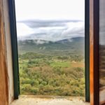 La veduta da una delle cinque finestre affacciate sulla valle