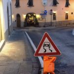 Il cartello di pericolo per strada scivolosa collocato alcuni giorni dopo