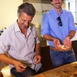 Andrea Garuglieri presidente del Gruppo Gev San Michele e a destra l’assessore Lorenzo Lotti