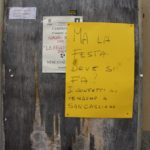 Il cartello in piazza