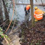 Tecnici al lavoro a monte del paese