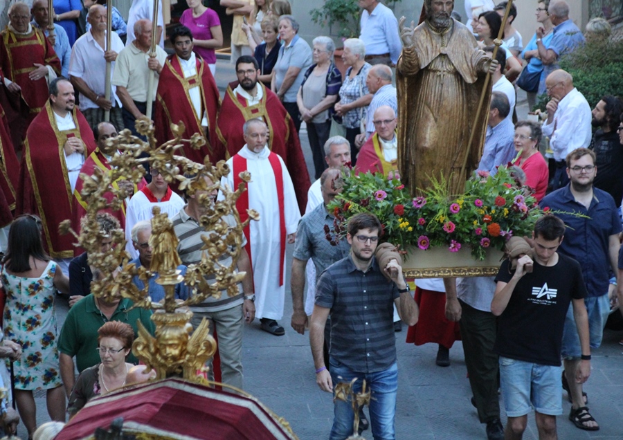 La famiglia Fusi porta il Santo in processione
