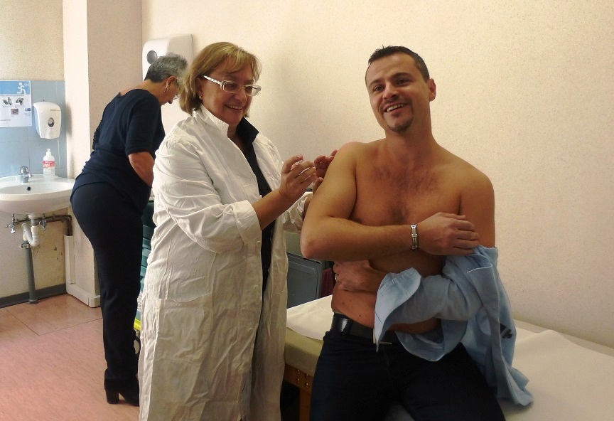 La foto del sindaco Francesco Casini vaccinato contro il meningococco C da cui… tutto e’ partito