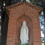 La statua esterna dove si trovano murate le lettere di guerra