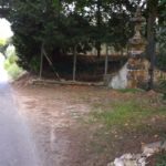 Le panchine in pietra ripulite dai rifiuti