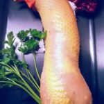 Collo di pollo ripieno. Un piatto antico e gustoso sia cucinato in umido che bollito. Preparato con carne macinata mista: pollo maiale e vitello