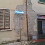 Distacco di intonaco in piazza Tellini a Mercatale