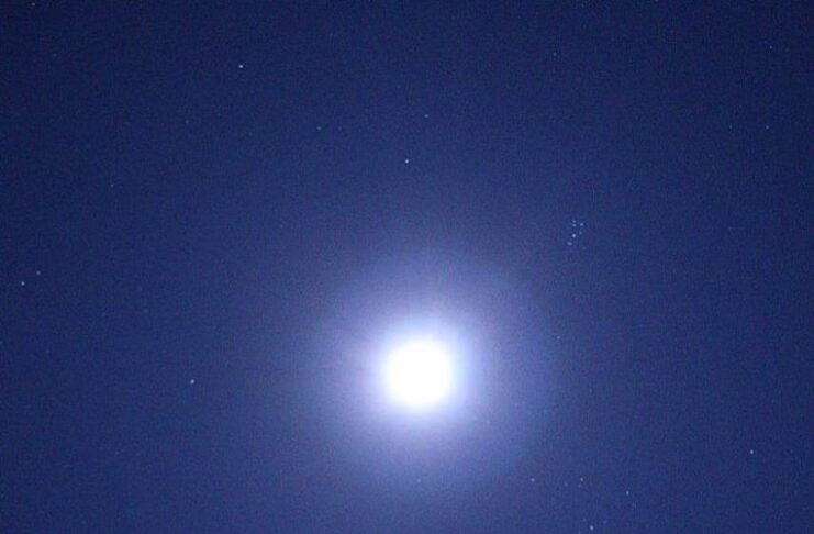 La Luna, il pianeta Giove in basso a sinistra e l'ammasso stellare aperto delle Pleiadi in alto a destra, sopra la Luna