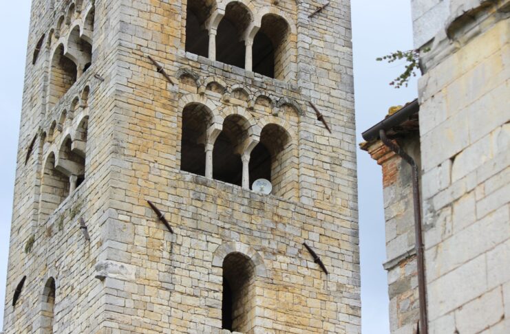Parabola su campanile Badia a Monastero